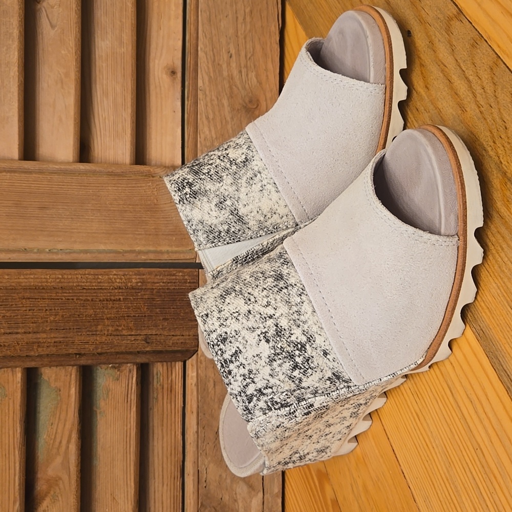 SOREL Joanie II White Sueded Leather & Black/White Canvas Wedge Slides